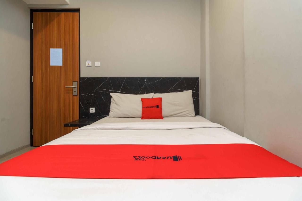 RedDoorz Plus near Radio Dalam 3 Jakarta Bagian luar foto