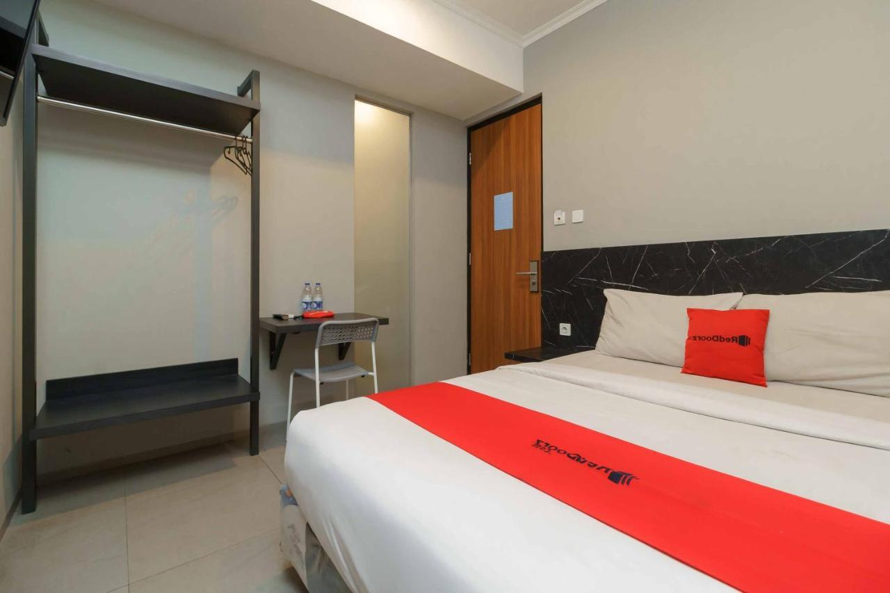 RedDoorz Plus near Radio Dalam 3 Jakarta Bagian luar foto